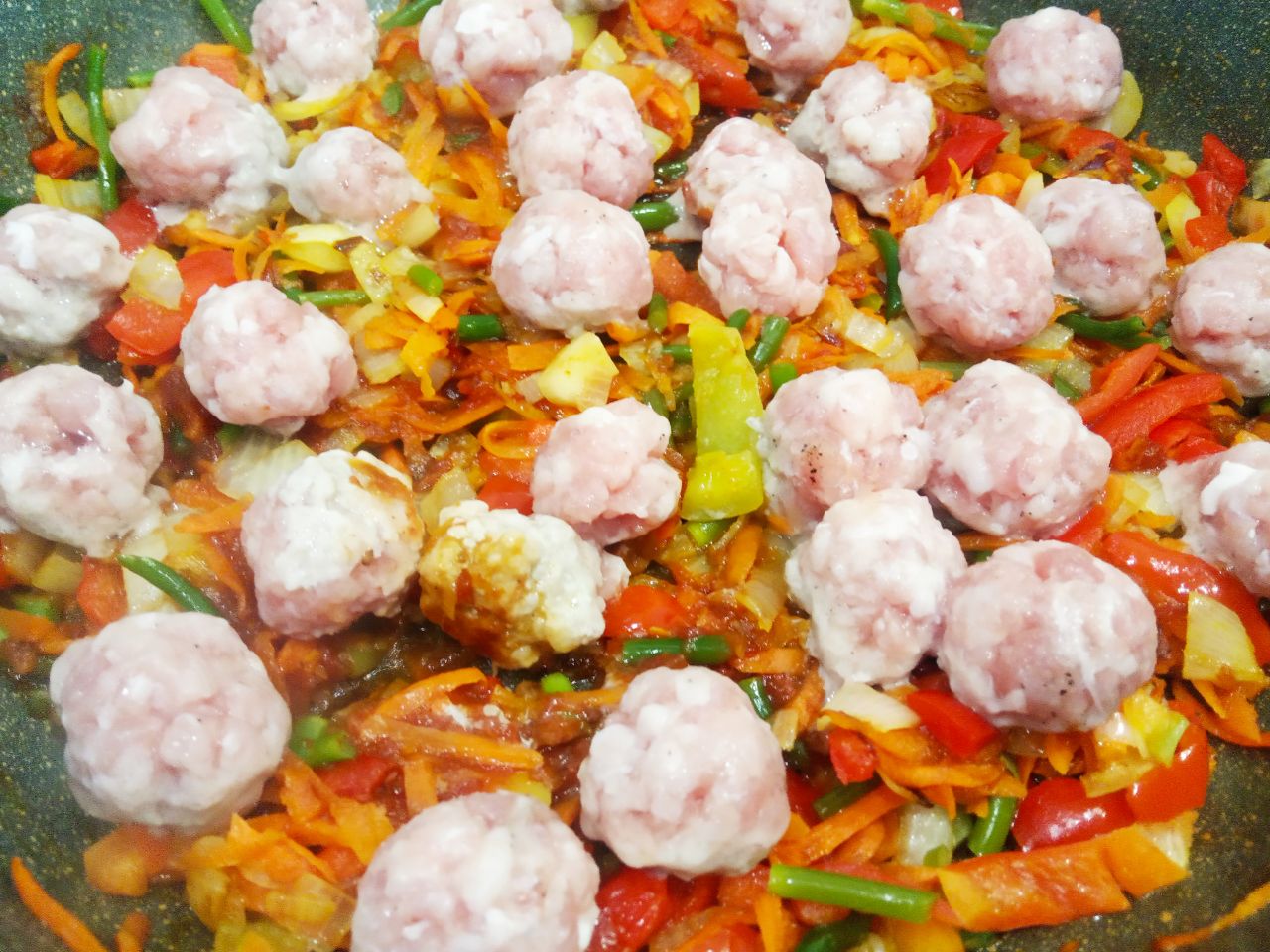 Красная чечевица тушеная с овощами и мясными шариками: Выкладываем мясные шарики на овощи.