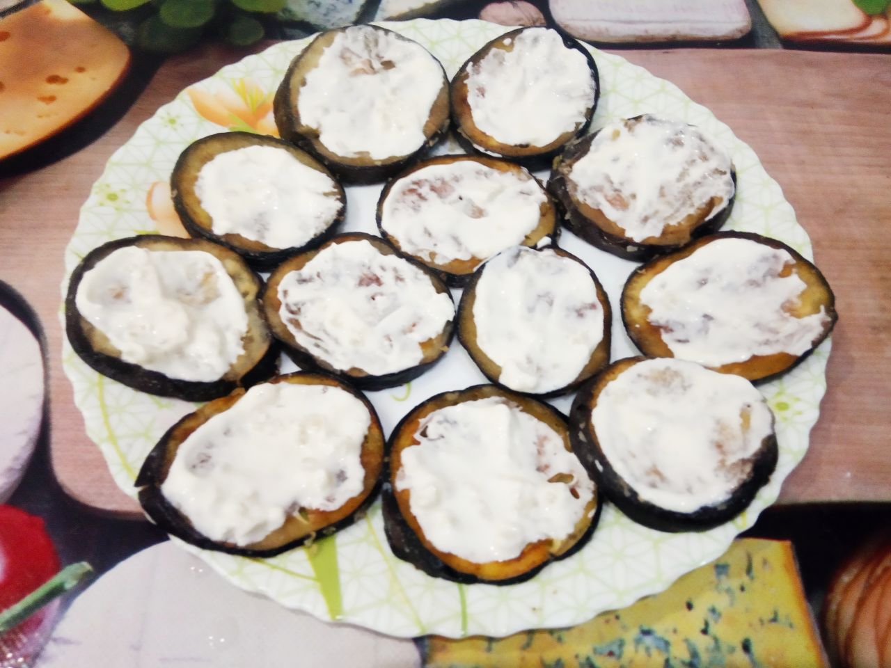 Жареные баклажаны, с помидорами и сметанным соусом: Баклажаны смазываем сметанным соусом.