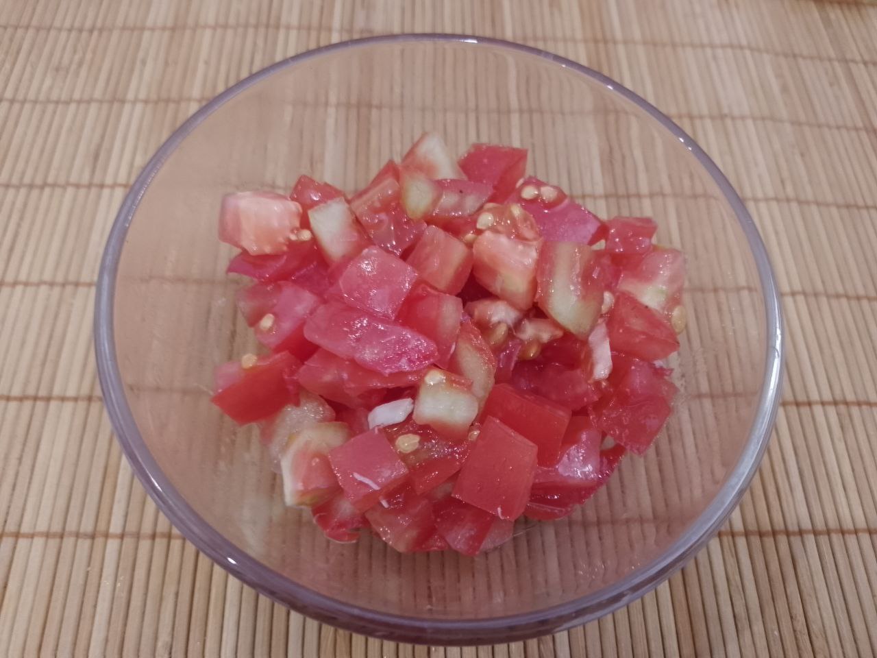 Горячие бутерброды с куриным мясом и сыром, сытные и аппетитные: Помидоры промываем водой, удаляем плодоножки и разрезаем на маленькие кубики.