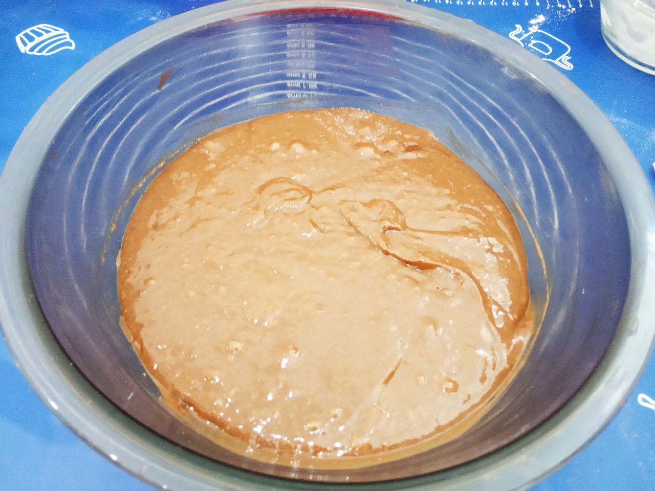 Шоколадные кексы к чаю, просто вкусно: Муку просеиваем через мелкое сито и добавляем в смесь, размешиваем до однородного состояния.