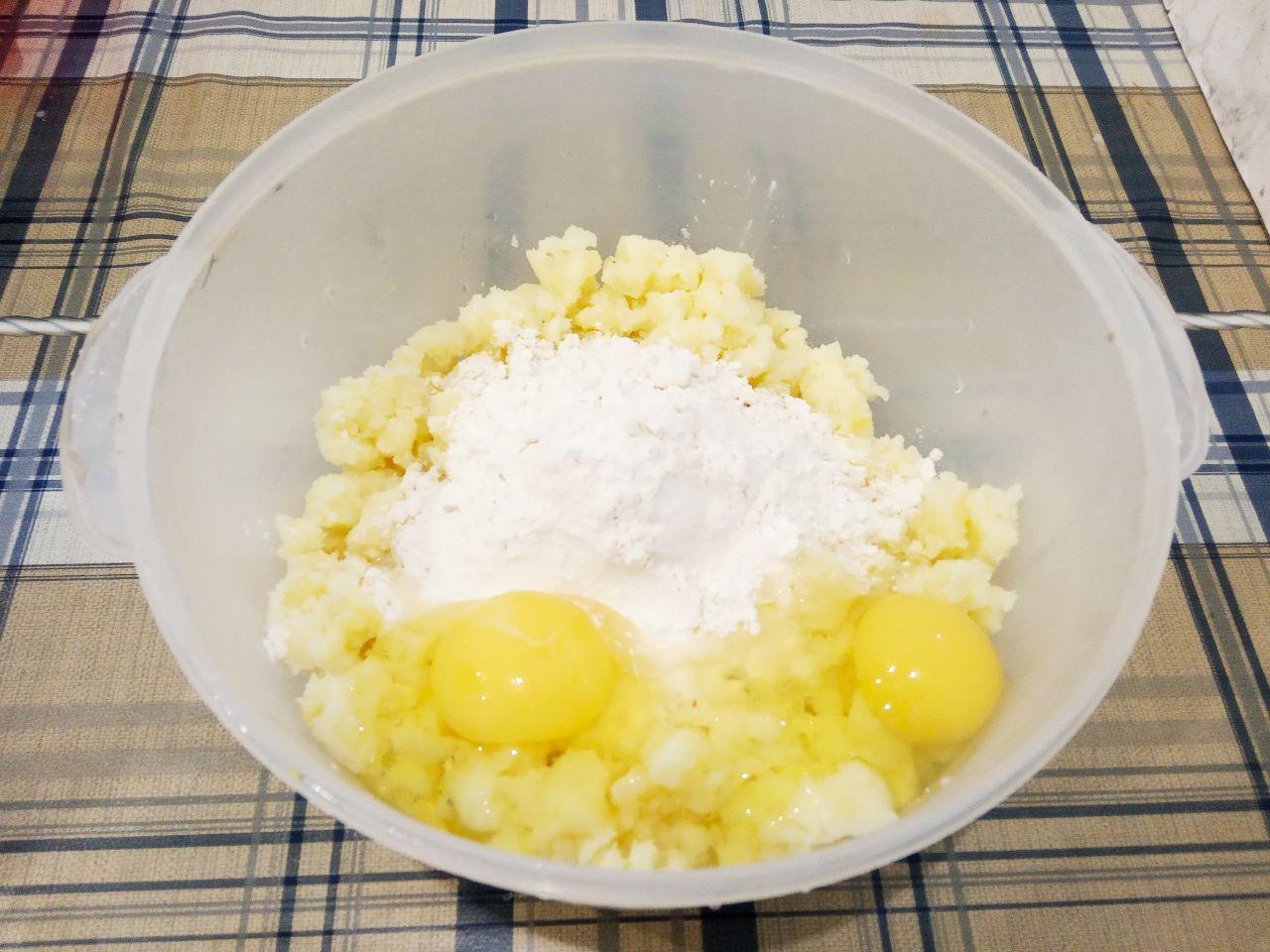 Картофельные зразы или пирожки с мясной начинкой: Кладем в пюре муку и яйца, специи по желанию. Тщательно размешиваем до однородного состояния.