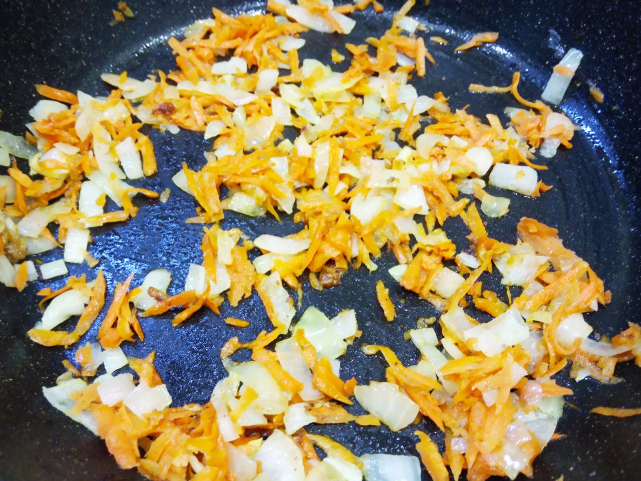 Картофель тушеный и фаршированный мясным фаршем: Кладем морковь и также обжариваем.
