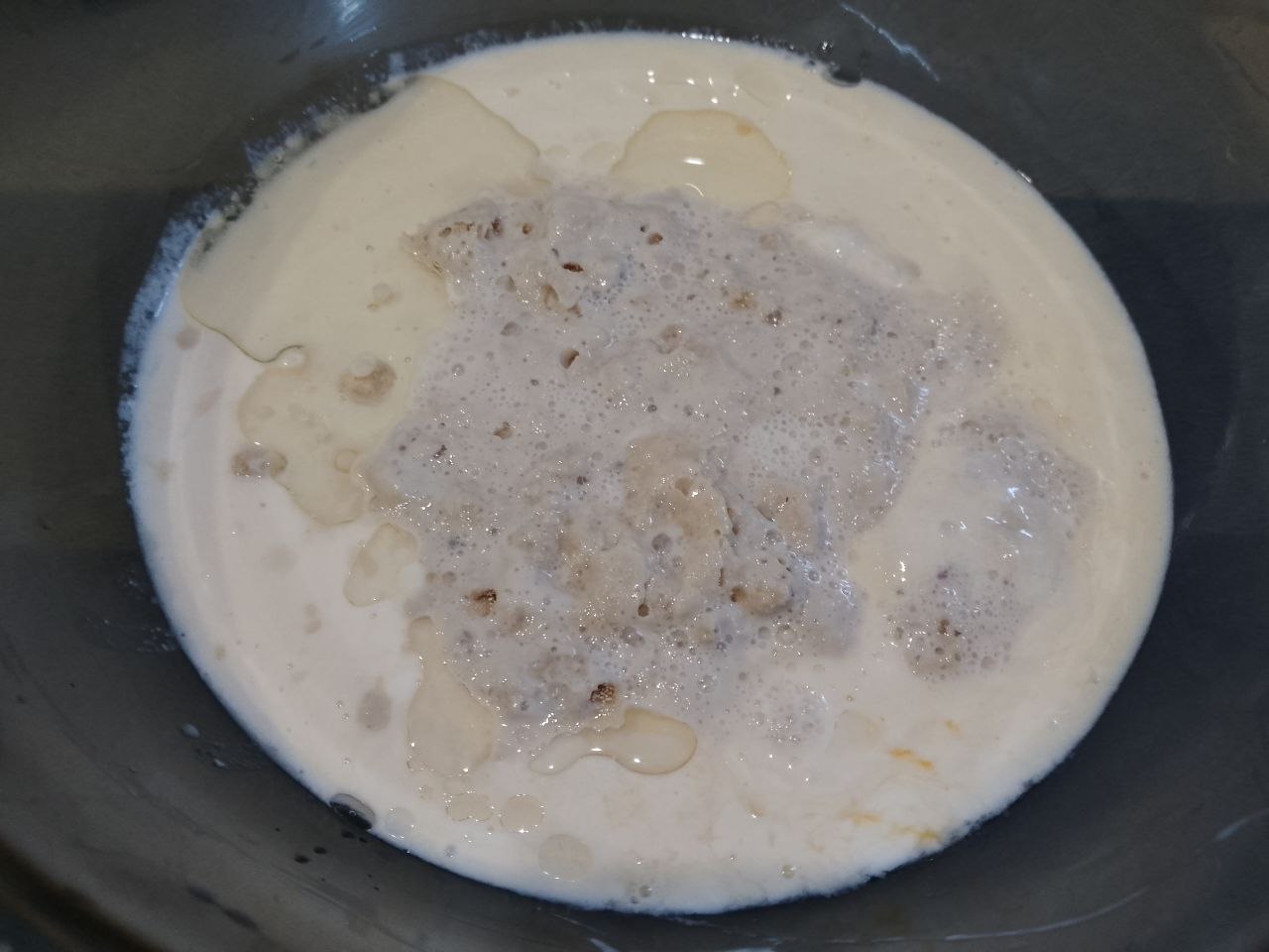Булочки с начинкой из шоколадной крошки, воздушные и ароматные: Добавляем разведенные дрожжи и растительное масло, размешиваем.