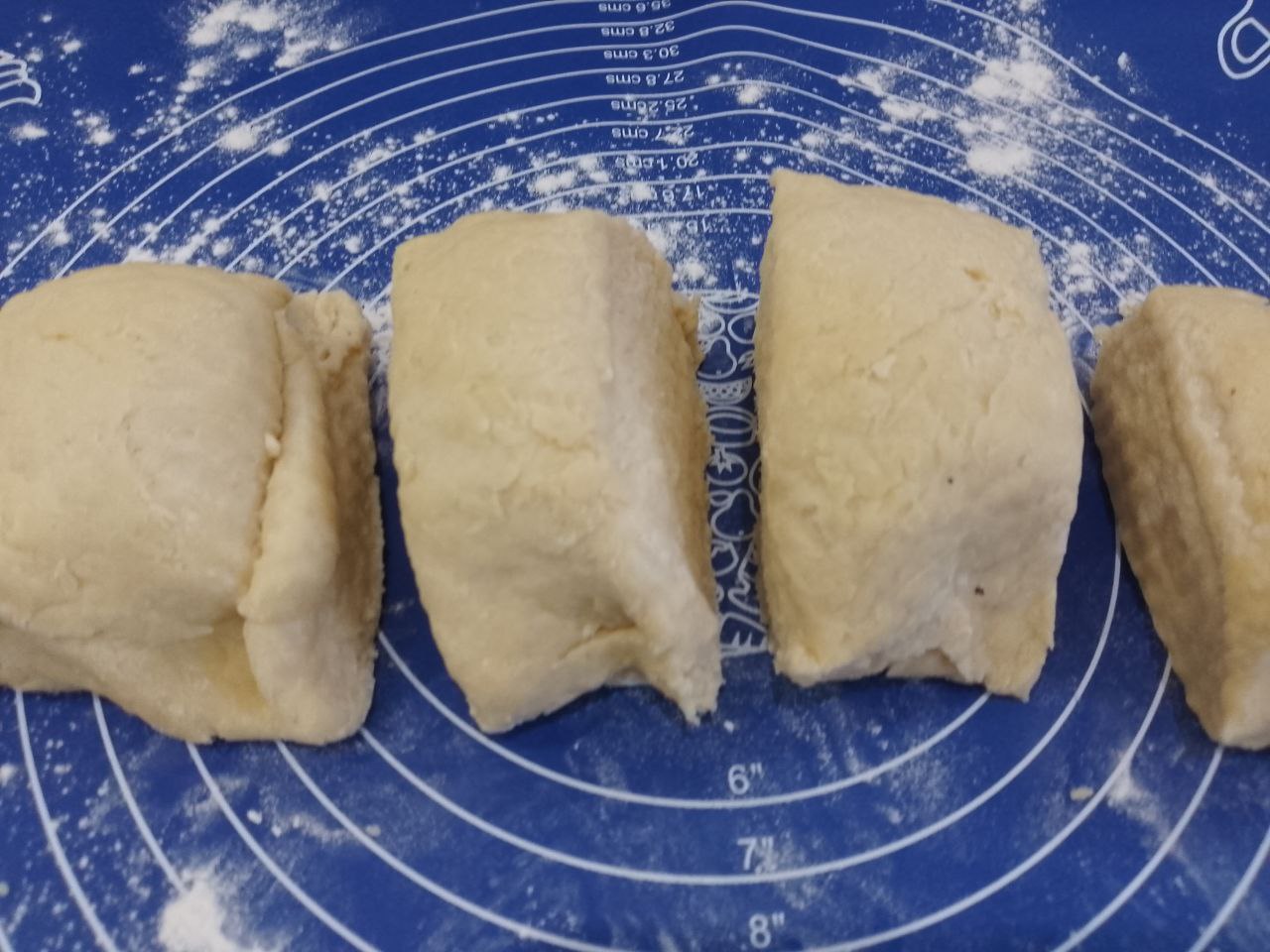 Пирог песочный трехслойный с начинкой из кураги, лимона и орехов: Тесто разделяем на 4 части, одну часть немного побольше для основы пирога.