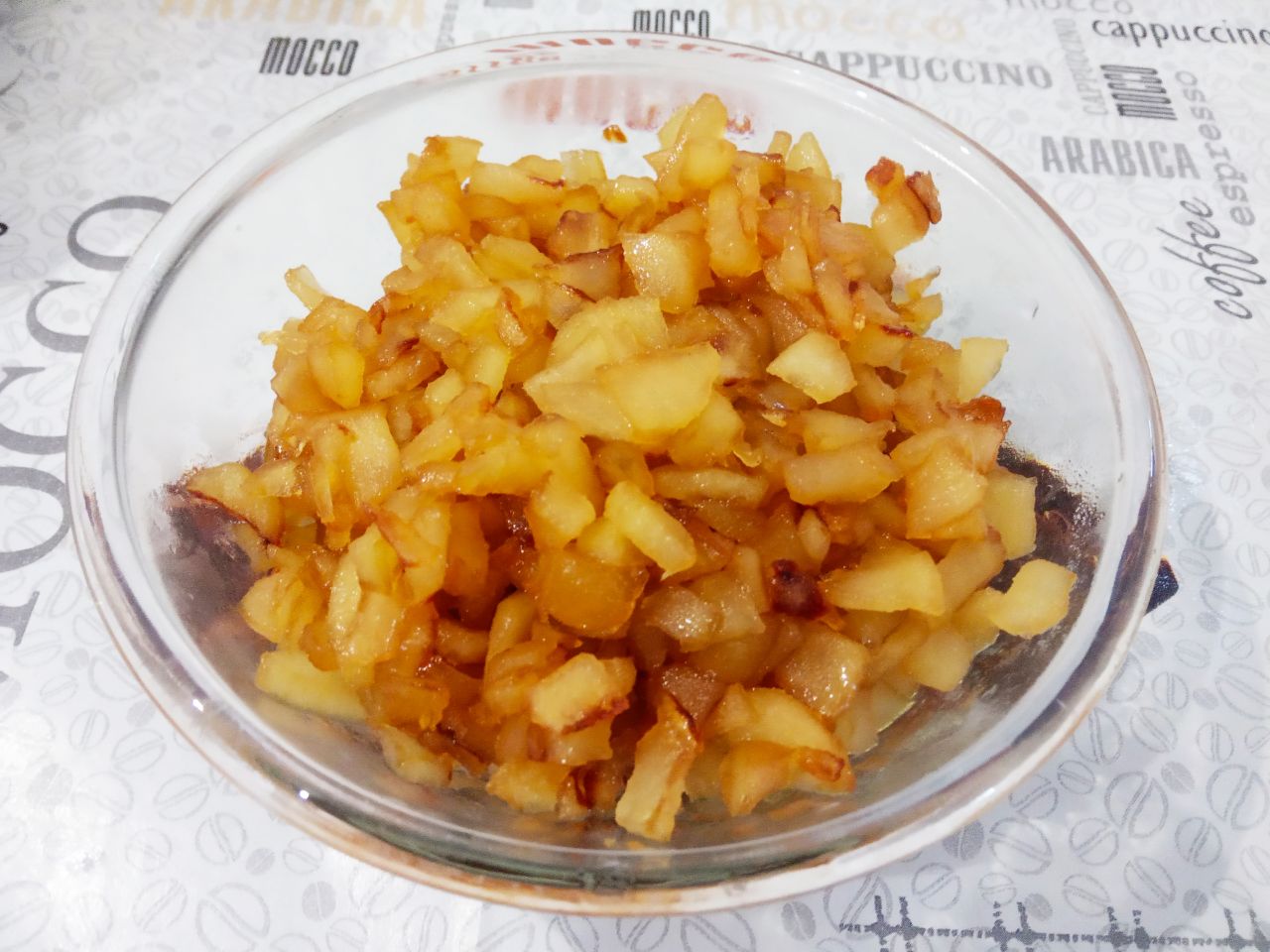 Песочный пирог с тушеными яблоками, просто и вкусно: Выкладываем равномерно на тесто тушеные яблоки.