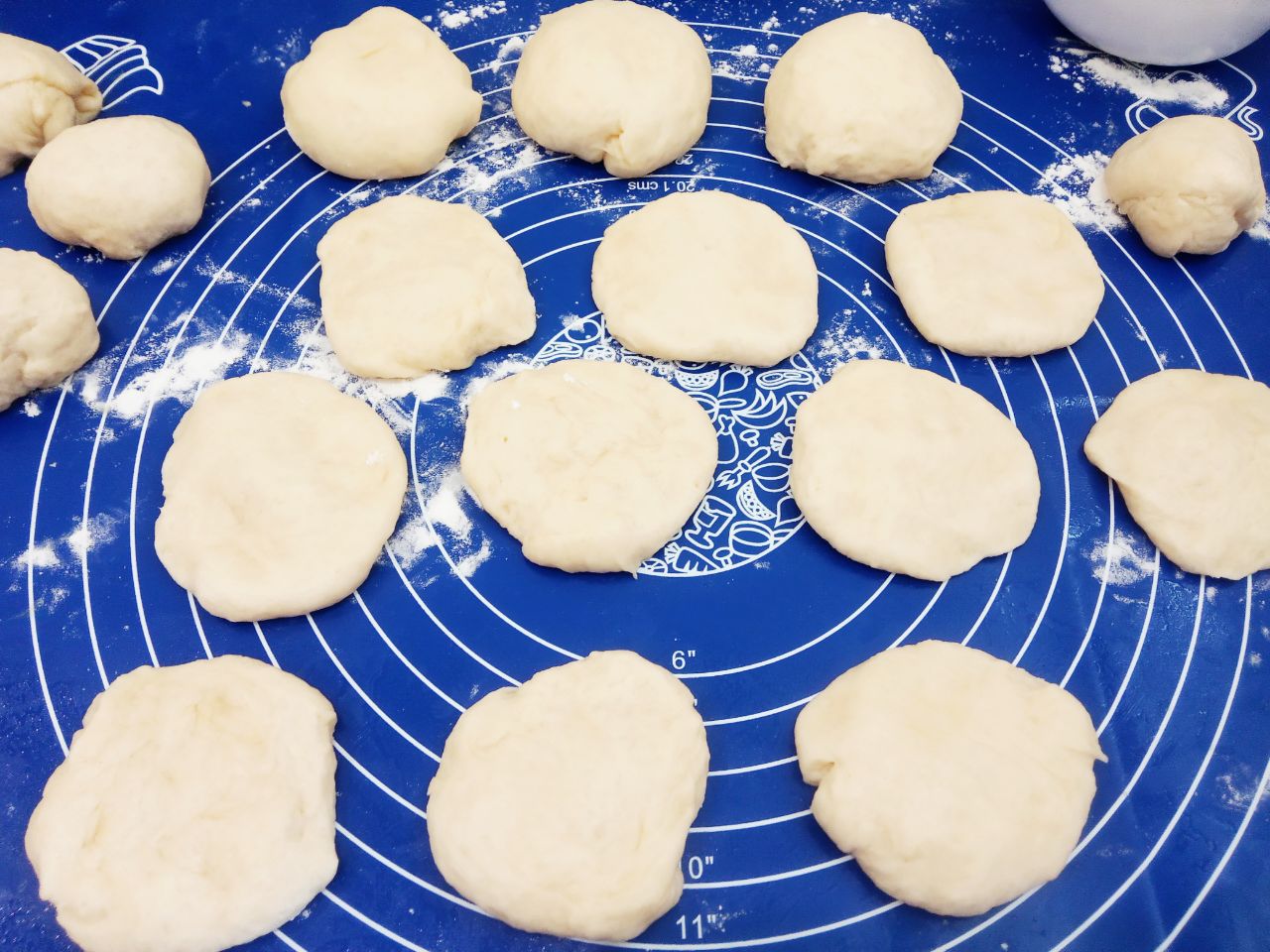 Воздушные и мягкие булочки с изюмом, в сахарной глазури: Колобки раскатываем кружочками или разравниваем руками.