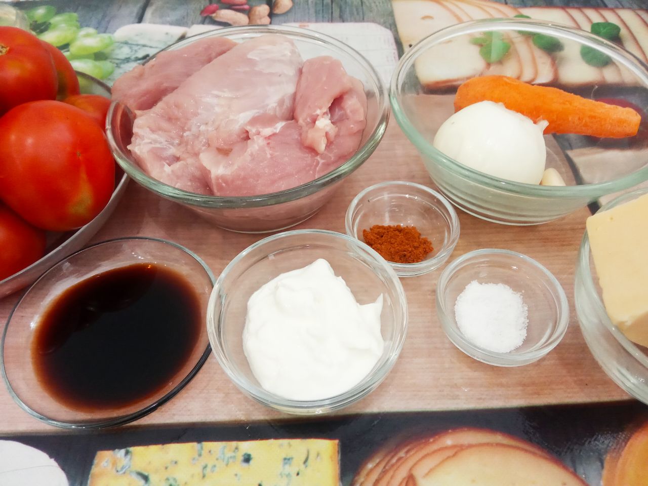 Запеченные помидоры с мясной начинкой и сыром