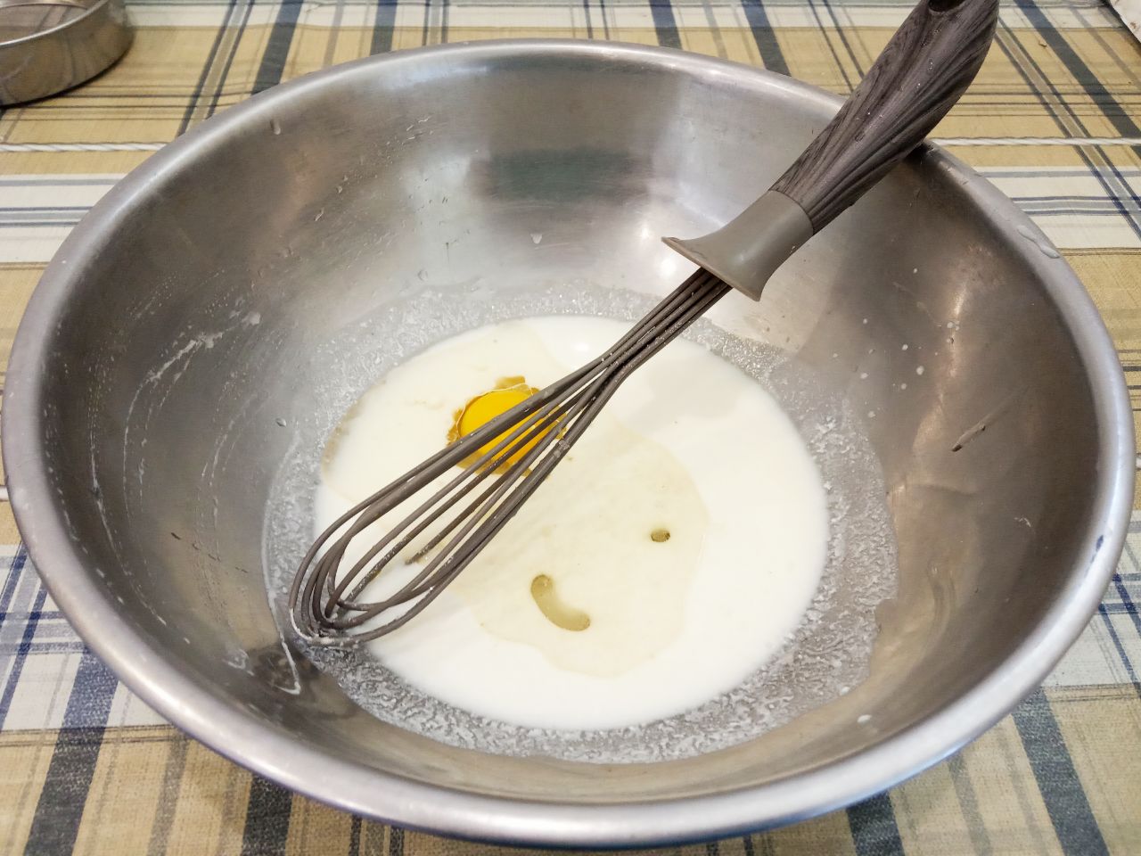Простой рецепт жареных пирожков с начинкой из куриного филе и лука: Добавляем в смесь сахар, соль, яйцо и растительное масло, размешиваем венчиком.