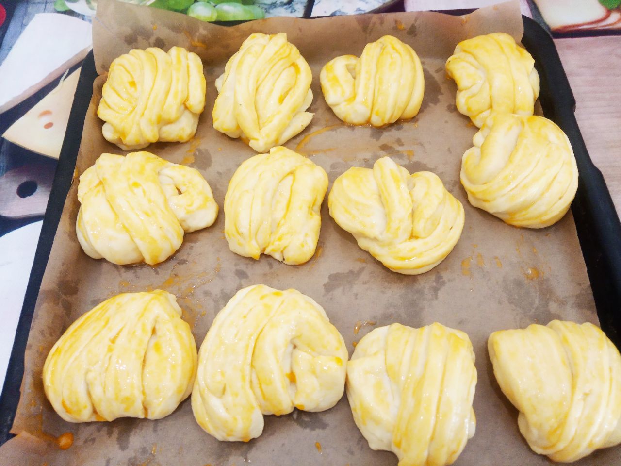 Булочки воздушные, мягкие, слоистые и вкусные: Желток соединяем с молоком и смазываем булочки.