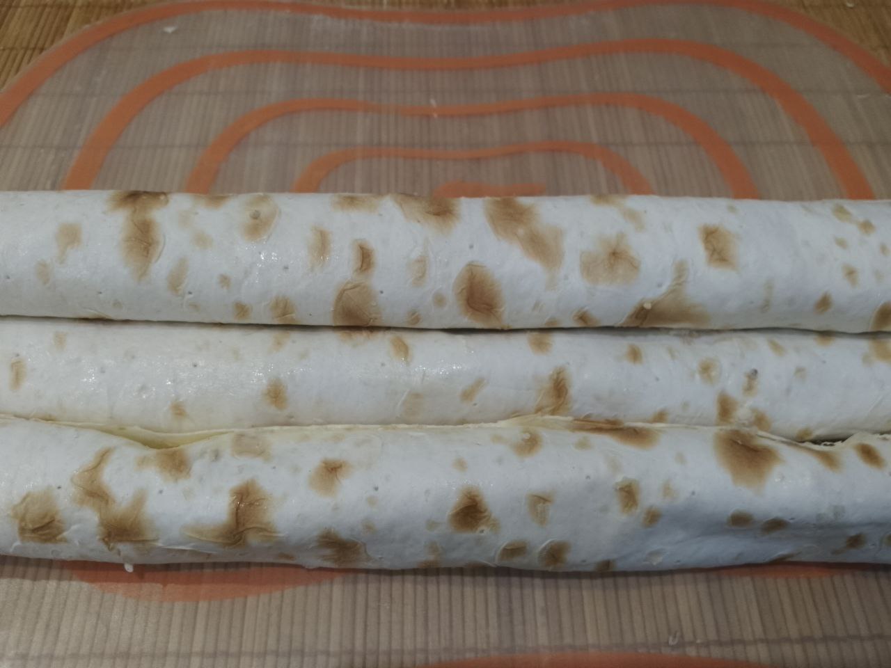 Лаваш с мясной начинкой, на сковороде, вкусный и аппетитный: Лаваш сворачиваем рулетом, у нас вышло четыре рулета.