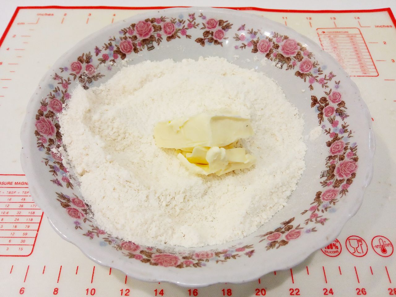 Булочки с изюмом в мучной крошке, воздушные и вкусные: Добавляем сливочное масло и растираем в крошку.