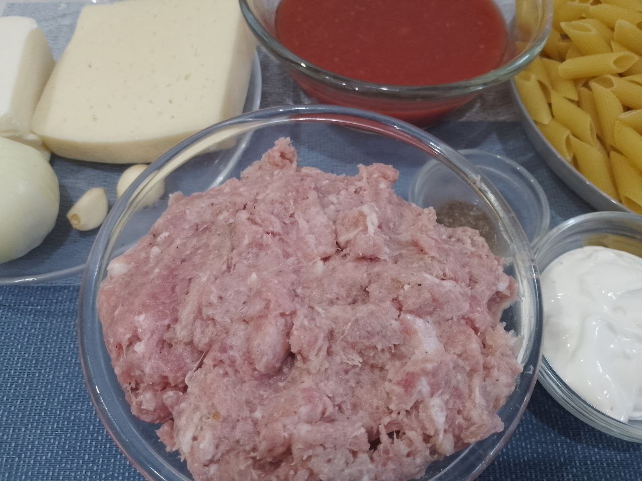Запеканка зити с мясными шариками, сыром и протертыми помидорами
