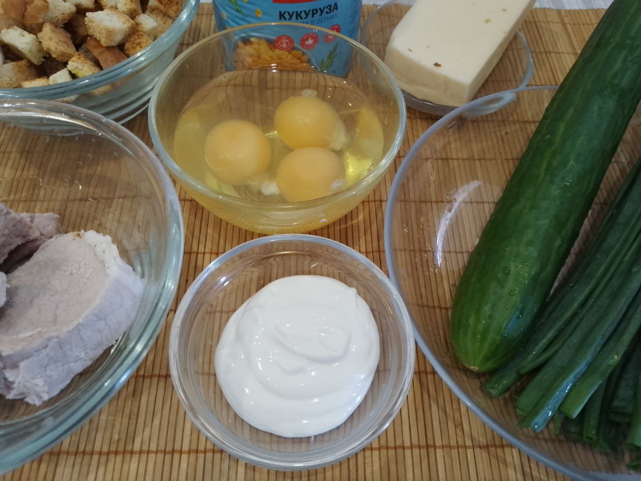 Салат вкусный и сытный из мяса, огурцов и яичных блинов
