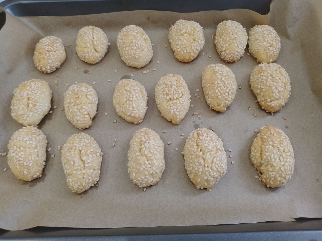 Печенье из рисовой муки в кокосовой стружке и кунжуте: Разогреваем духовку до 180 С и выпекаем печенье около до золотистого цвета, 15-20 минут.