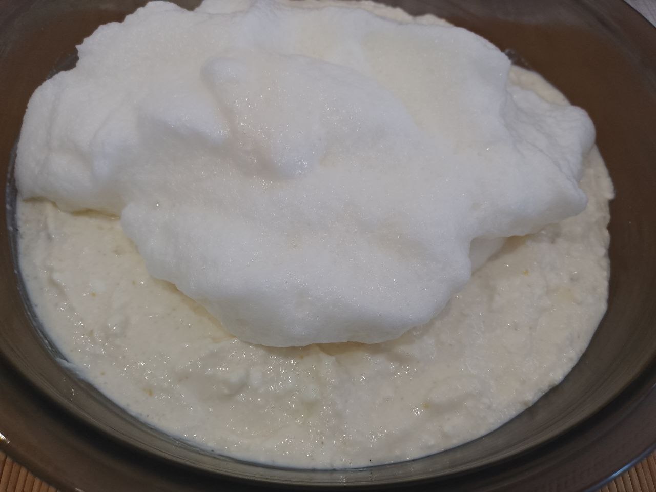 Творожная запеканка с изюмом, нежная и вкусная: Взбитые белки добавляем в творожную массу  и осторожно перемешиваем снизу вверх.