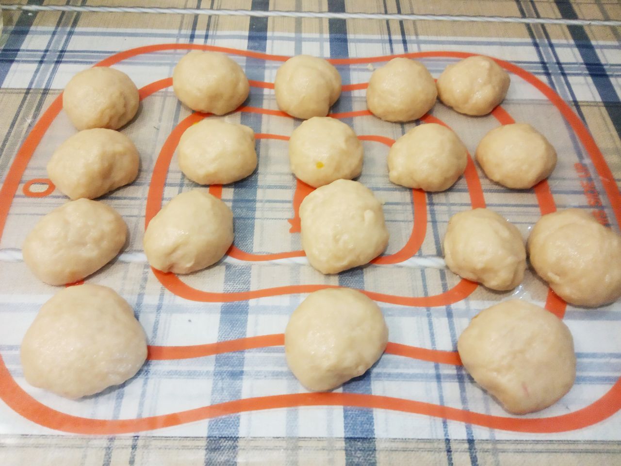 Воздушные и рассыпчатые рогалики с джемом: Тесто разделяем на небольшие колобки.