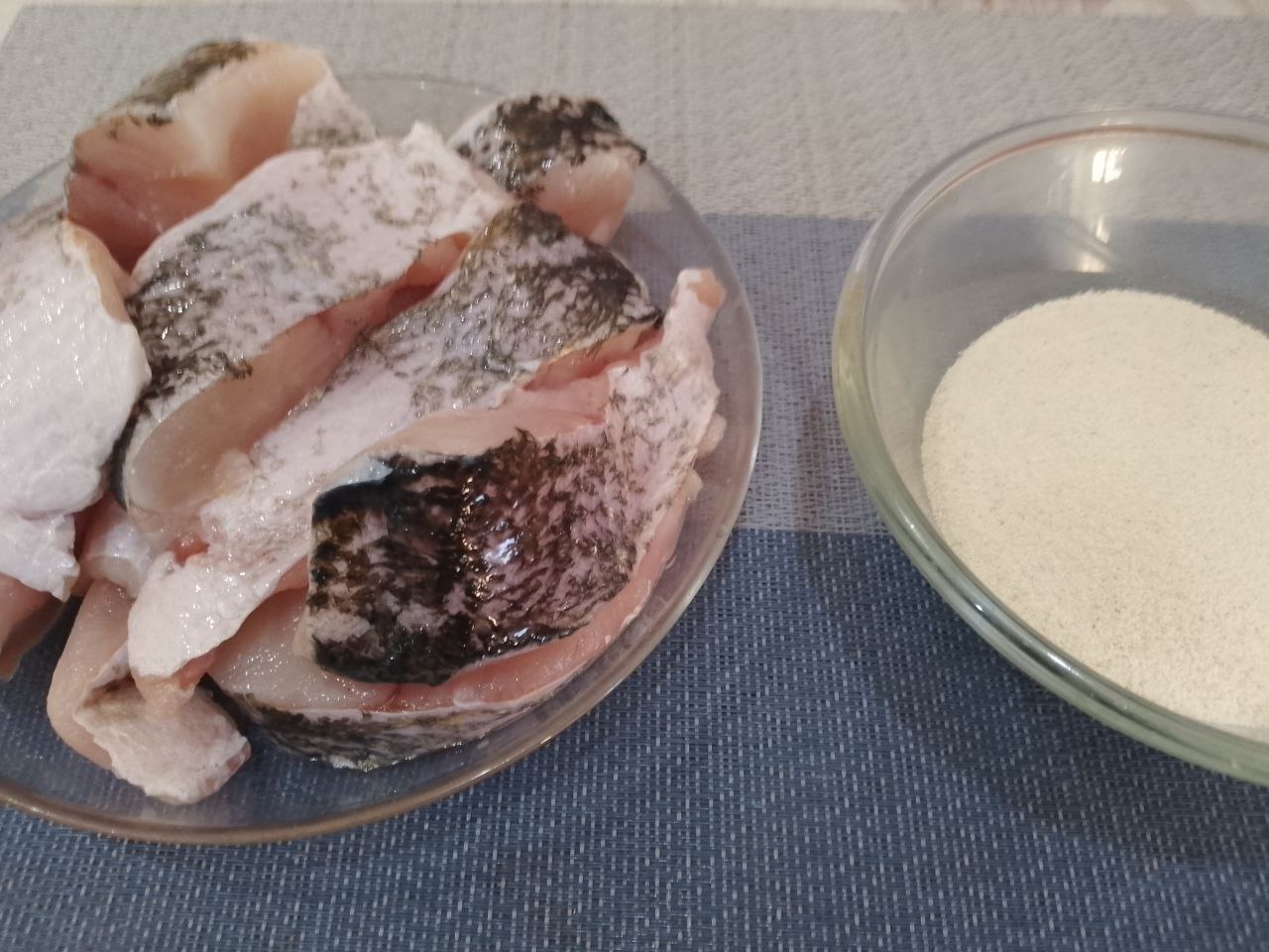 Жареная щука в манной крупе на сковороде