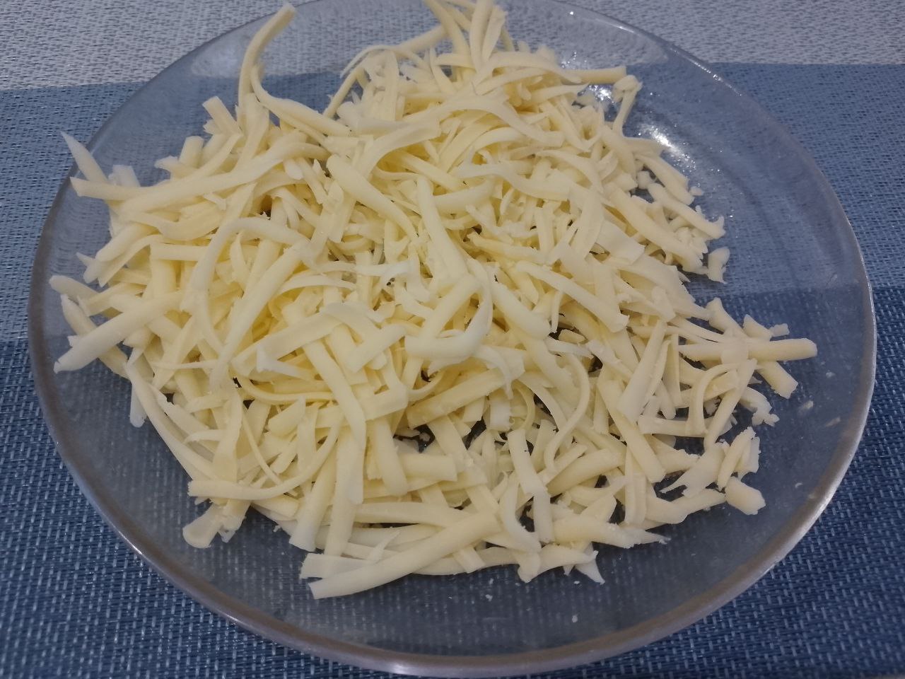 Макаронная запеканка с курицей, сыром и помидорами: Твердый сыр натираем на крупной терке.