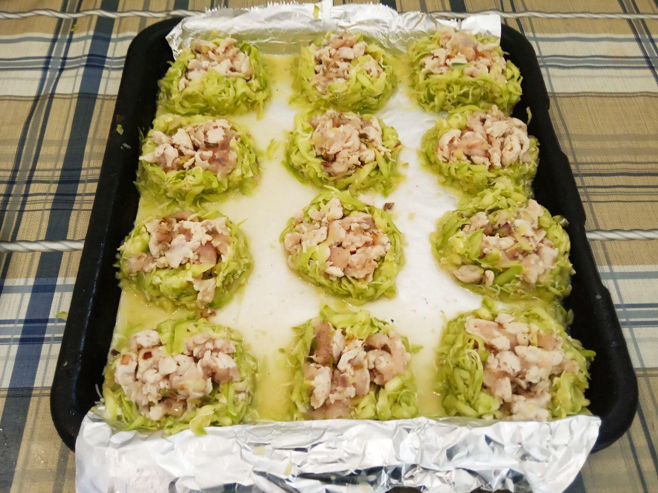 Сочные кабачковые гнезда с мясной начинкой и сыром: Середину кабачковых гнезд наполняем мясной начинкой.