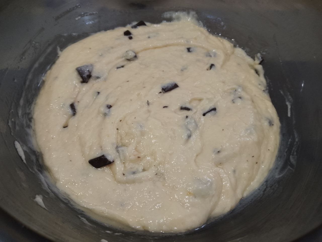 Вафли мягкие воздушные, с шоколадом и кунжутом: Шоколад разрезаем на небольшие кусочки и добавляем в смесь, перемешиваем.