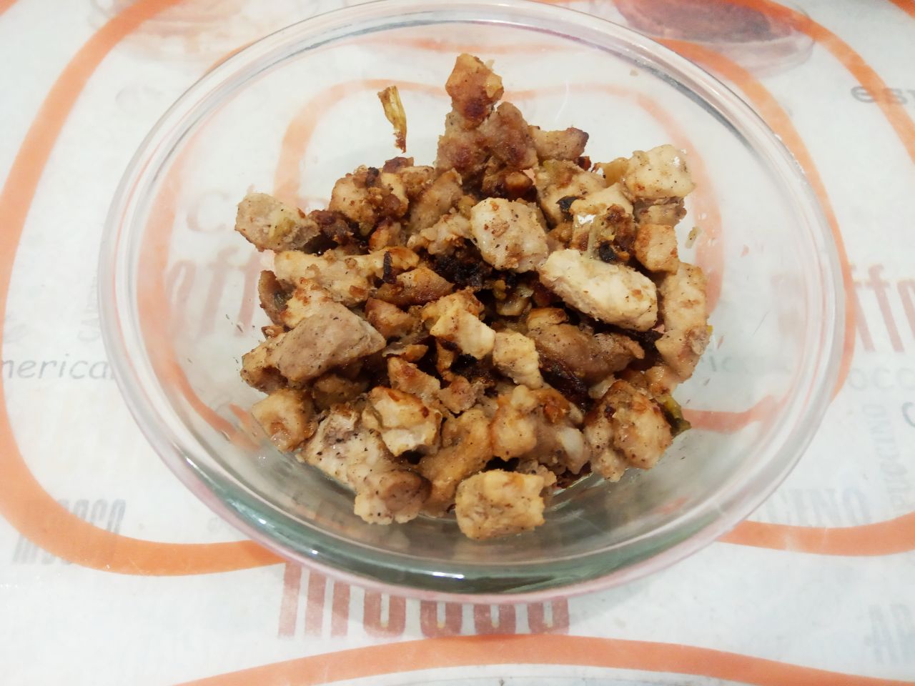 Ленивый пирог на кефире, с мясом и сыром в духовке: Разогреваем сковороду с растительным маслом, кладем лук и кусочки мяса, солим и перчим по вкусу, добавляем