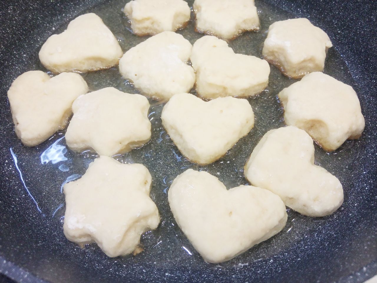 Творожная выпечка на сковороде к чаю, быстро и вкусно: Разогреваем сковороду с растительным маслом, кладем творожные фигуры и на медленном огне обжариваем с двух