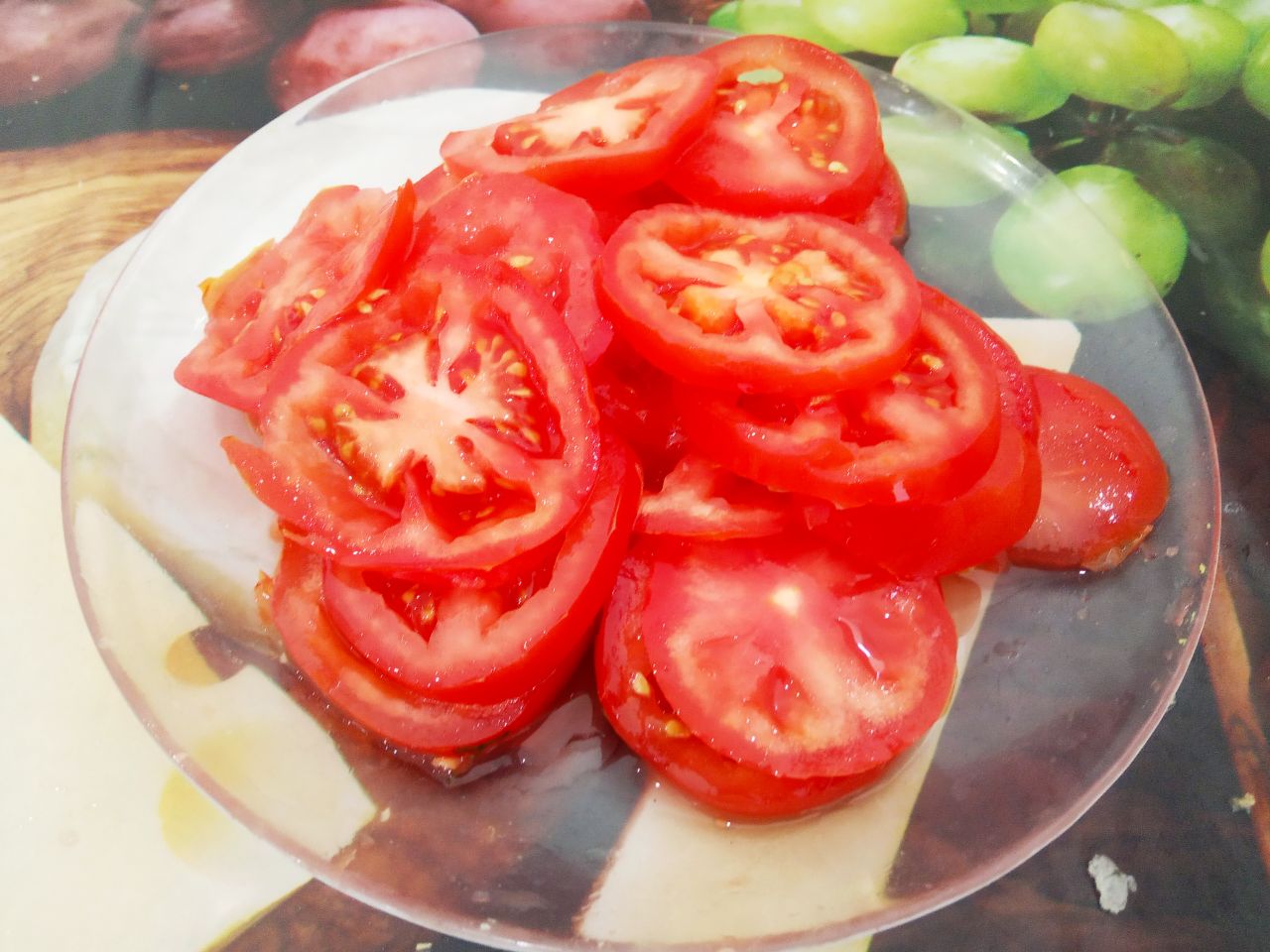 Кабачки с начинкой из помидоров и сыра, жареные в яичном кляре: Помидоры промываем, очищаем плодоножки и разрезаем на кружочки.