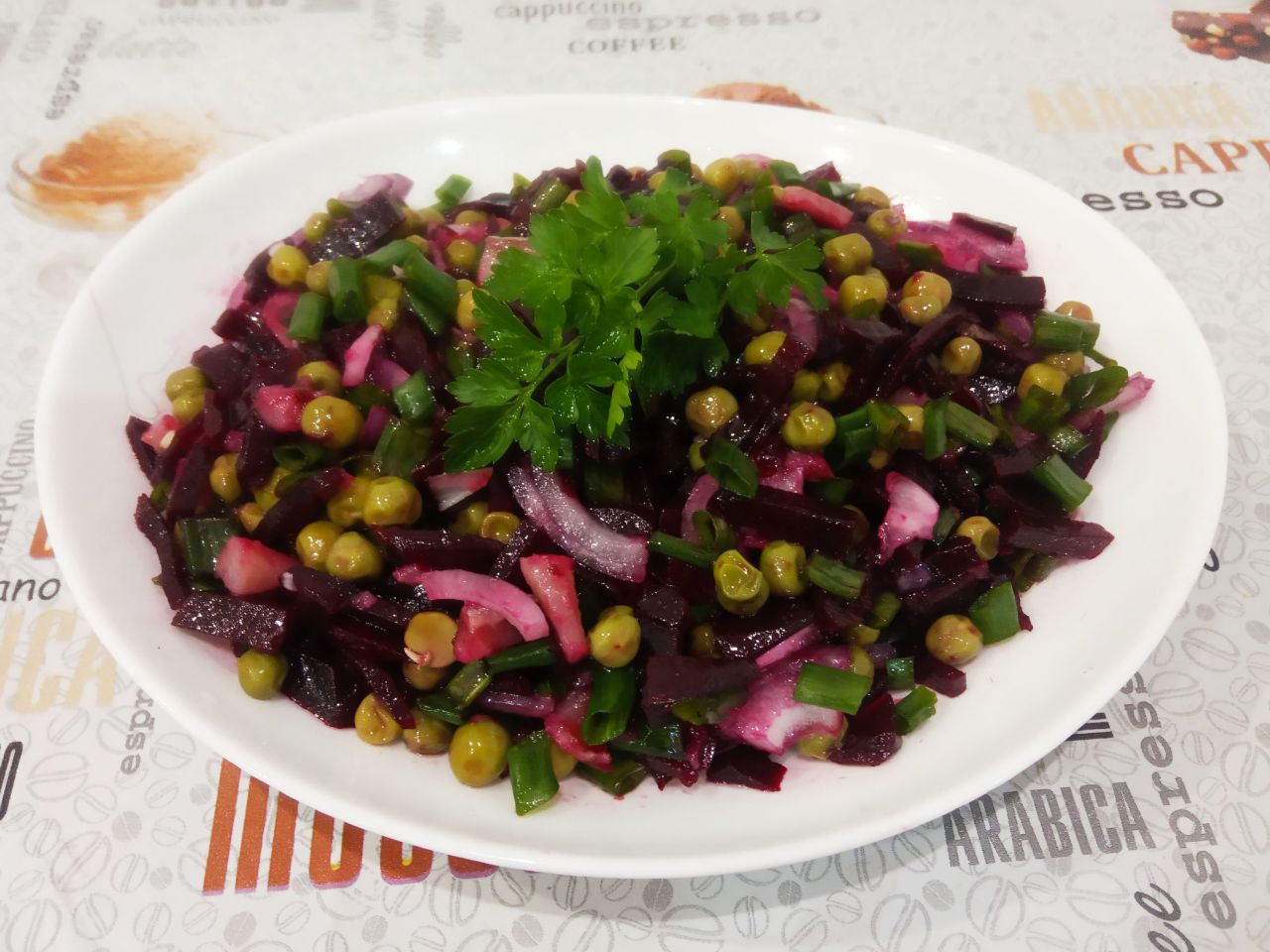 Простой рецепт вкусного и сытного салата: Добавляем соль по вкусу, заправляем растительным маслом, размешиваем.