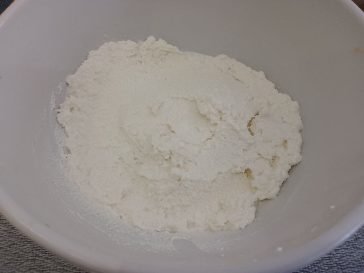 Вкусный апельсиновый десерт из желе и творога: Творог с сахаром хорошо растираем блендером. Творог лучше всего домашний, он лучше всего взбивается. Сахар