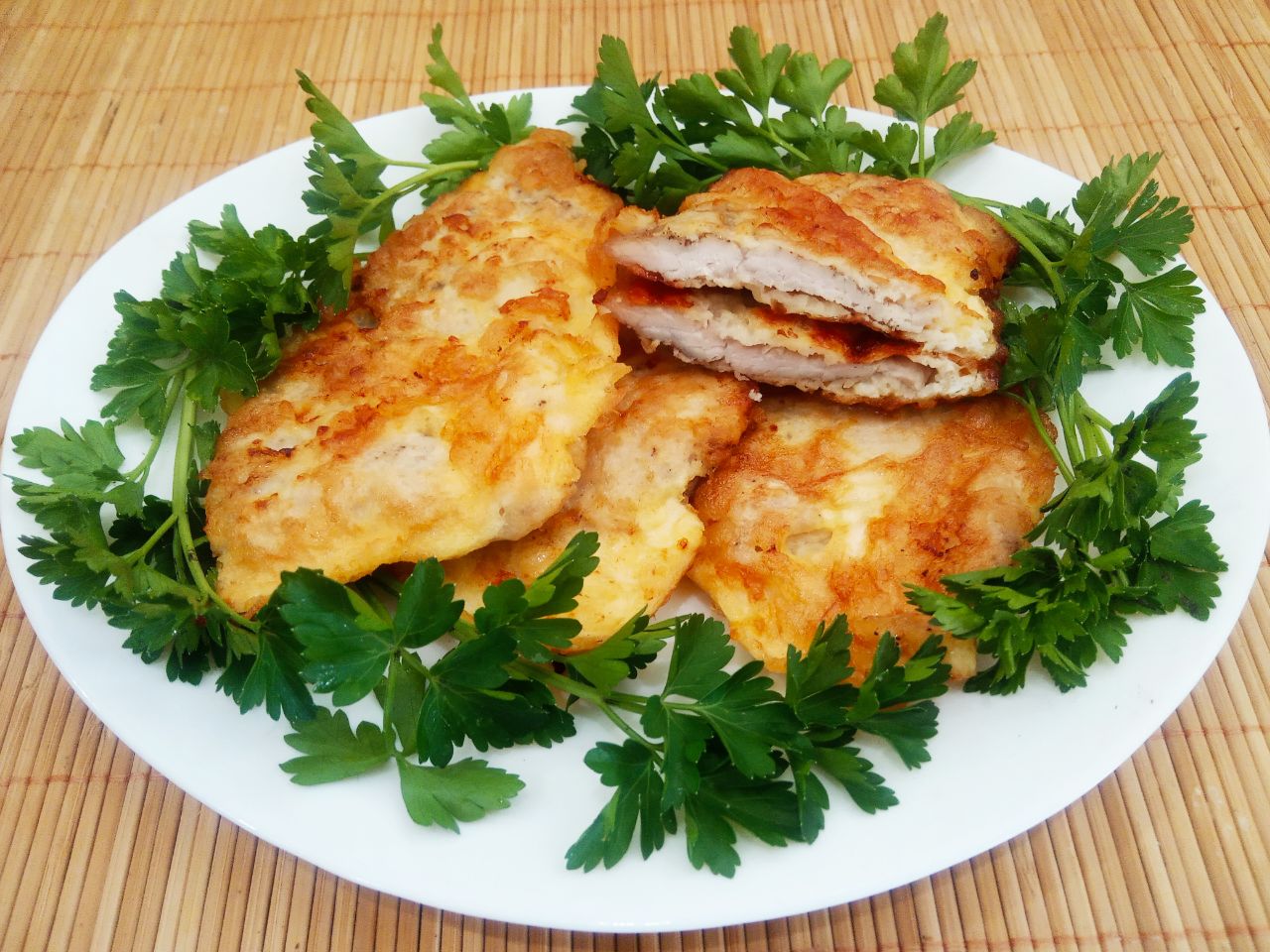 Отбивные  из свинины в кляре из яиц и сыра, вкусные и сытные