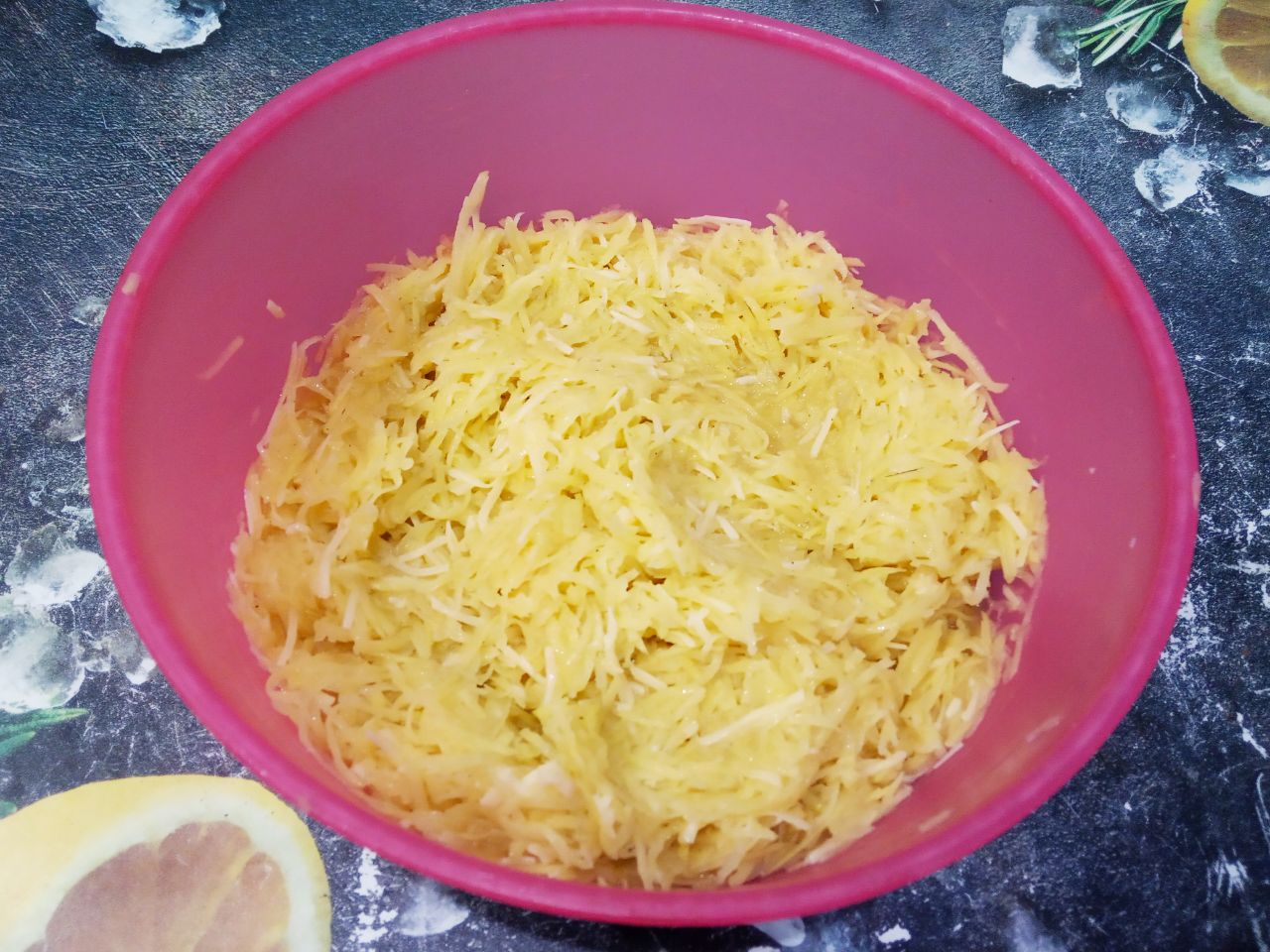 Картофельные оладьи или драники с твердым сыром, быстро и вкусно: Смесь солим и перчим по желанию, хорошо размешиваем.