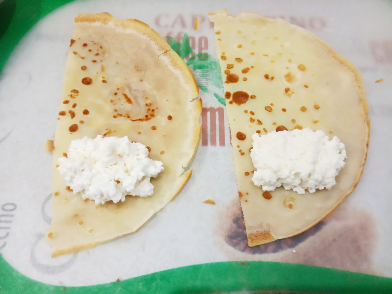 Блины с творожной начинкой, вкусные и аппетитные: На блины накладываем творожную начинку и заворачиваем треугольником, конвертом или трубочкой.