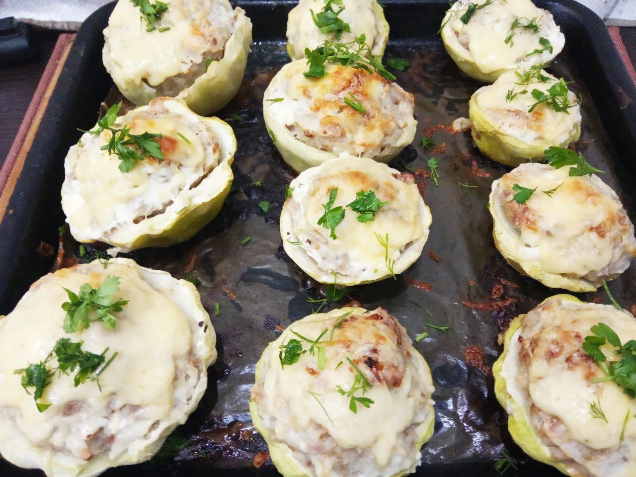 Патиссоны запеченные с фаршем, рисом и сыром: Достаем патиссоны из духовки, посыпаем тертым сыром и возвращаем в духовку ещё на 5-7 минут.