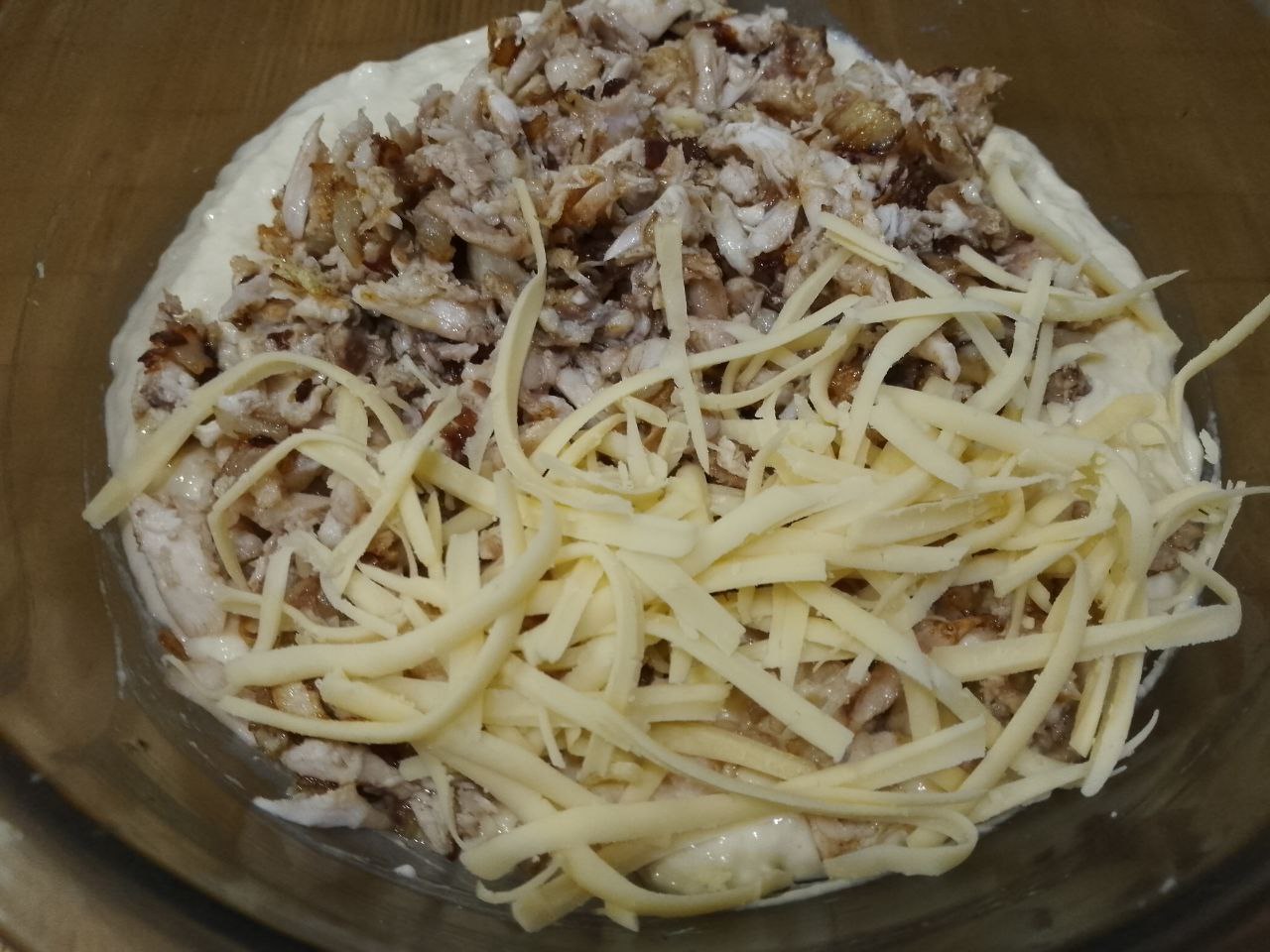 Заливной пирог с мясом и луком, вкусный и сытный: Выкладываем начинку и половину тертого сыра, перемешиваем.