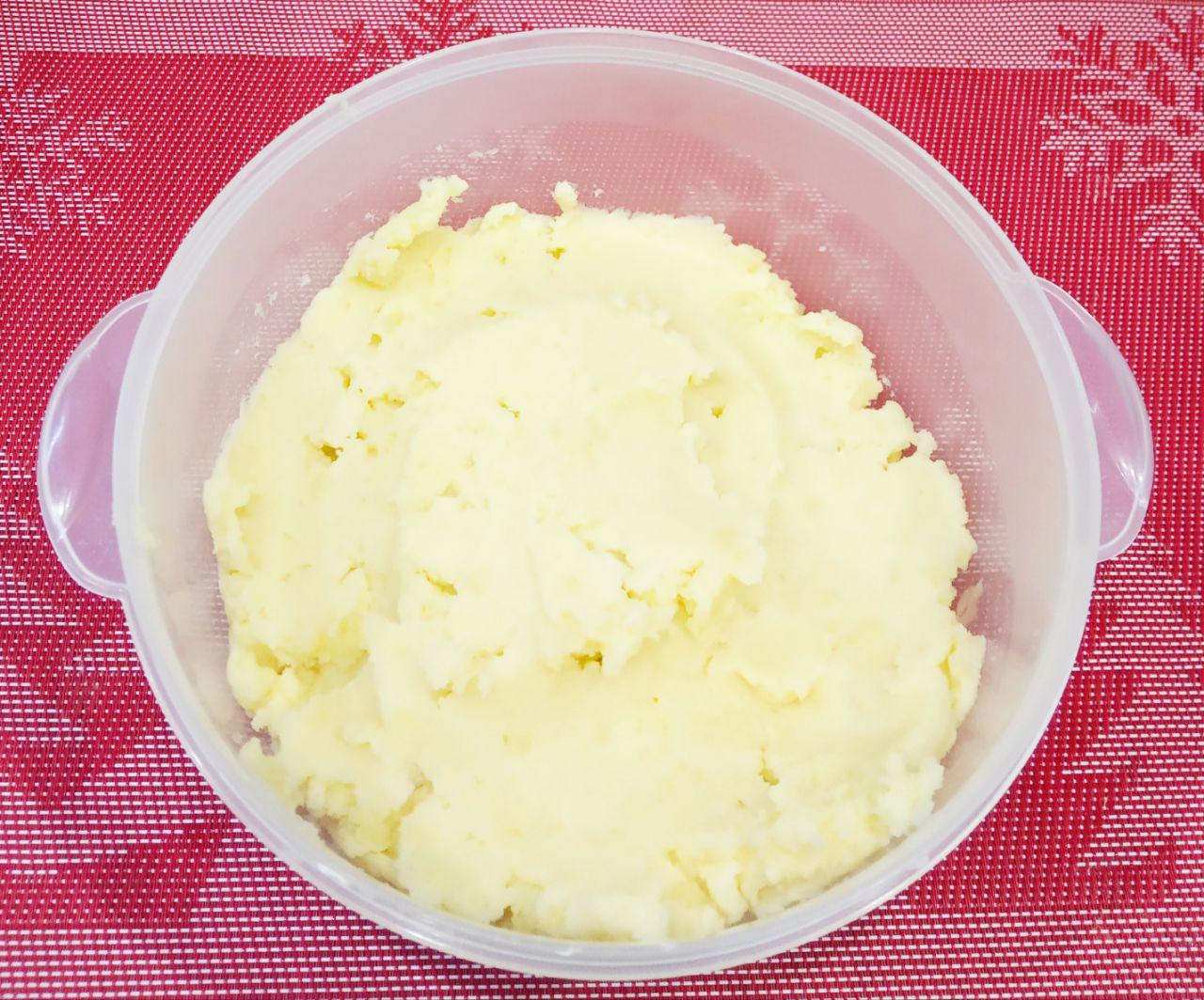 Картофельная запеканка с мясом и сыром: Яйца растираем, добавляем к пюре и тщательно разминаем.