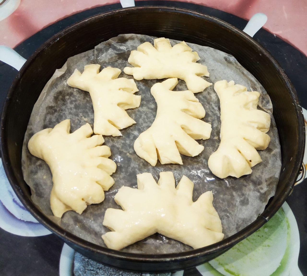 Воздушные и сдобные гребешки с заварным кремом, вкусно и аппетитно: Противень смазываем жиром или застилаем пергаментом и укладываем гребешки. Оставляем на 20 минут для подъёма