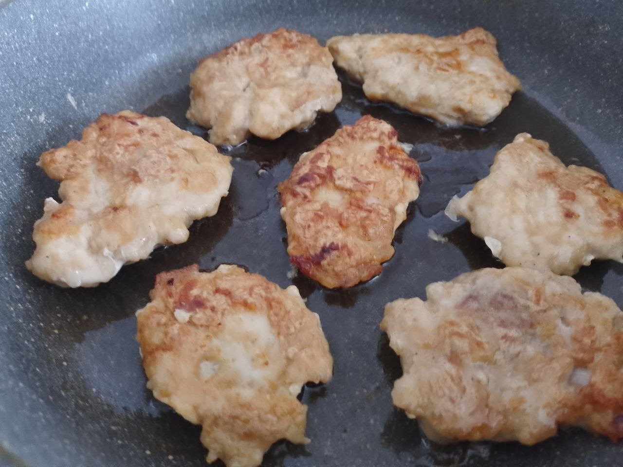Отбивные в кляре из куриного мяса, на сковороде: Сковороду накрываем крышкой и на медленном огне обжариваем отбивные до готовности.