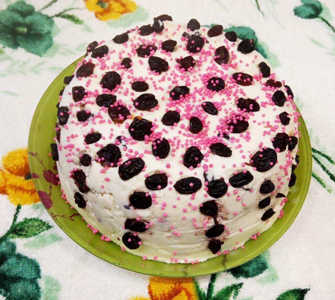 Творожная пасха с изюмом, нежная и ароматная: Когда сыворотка стечет, формуем пасху и украшаем по своему усмотрению.Пасху храним в холодильнике, перед