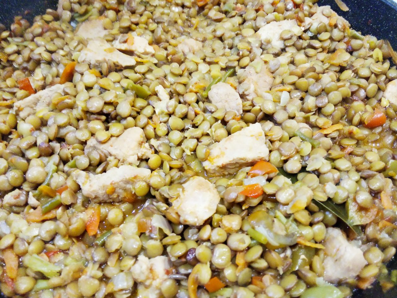 Тушеная чечевица со свининой и овощами, сытно и вкусно: За 10 минут до конца приготовления добавляем перец и соль по вкусу.