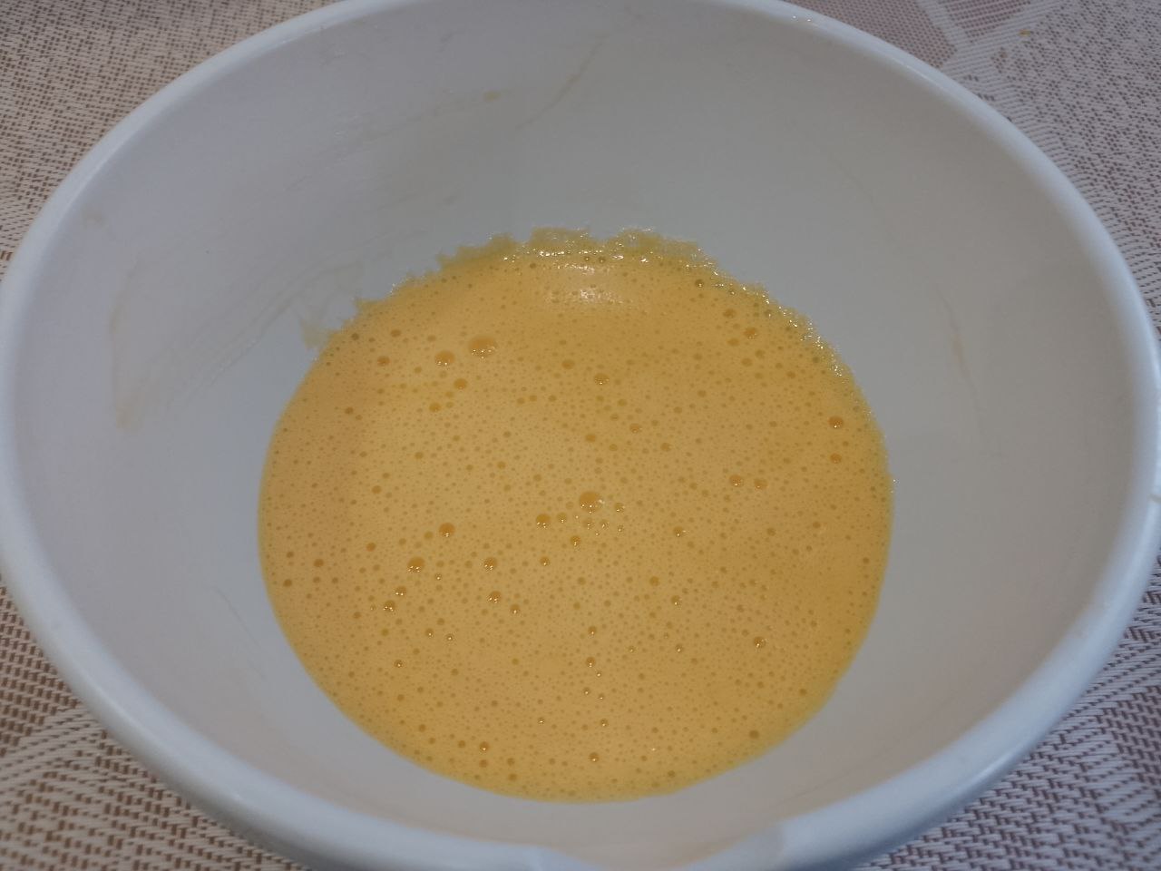 Нежный яичный омлет с сыром, на сковороде: Желтки солим и взбиваем.