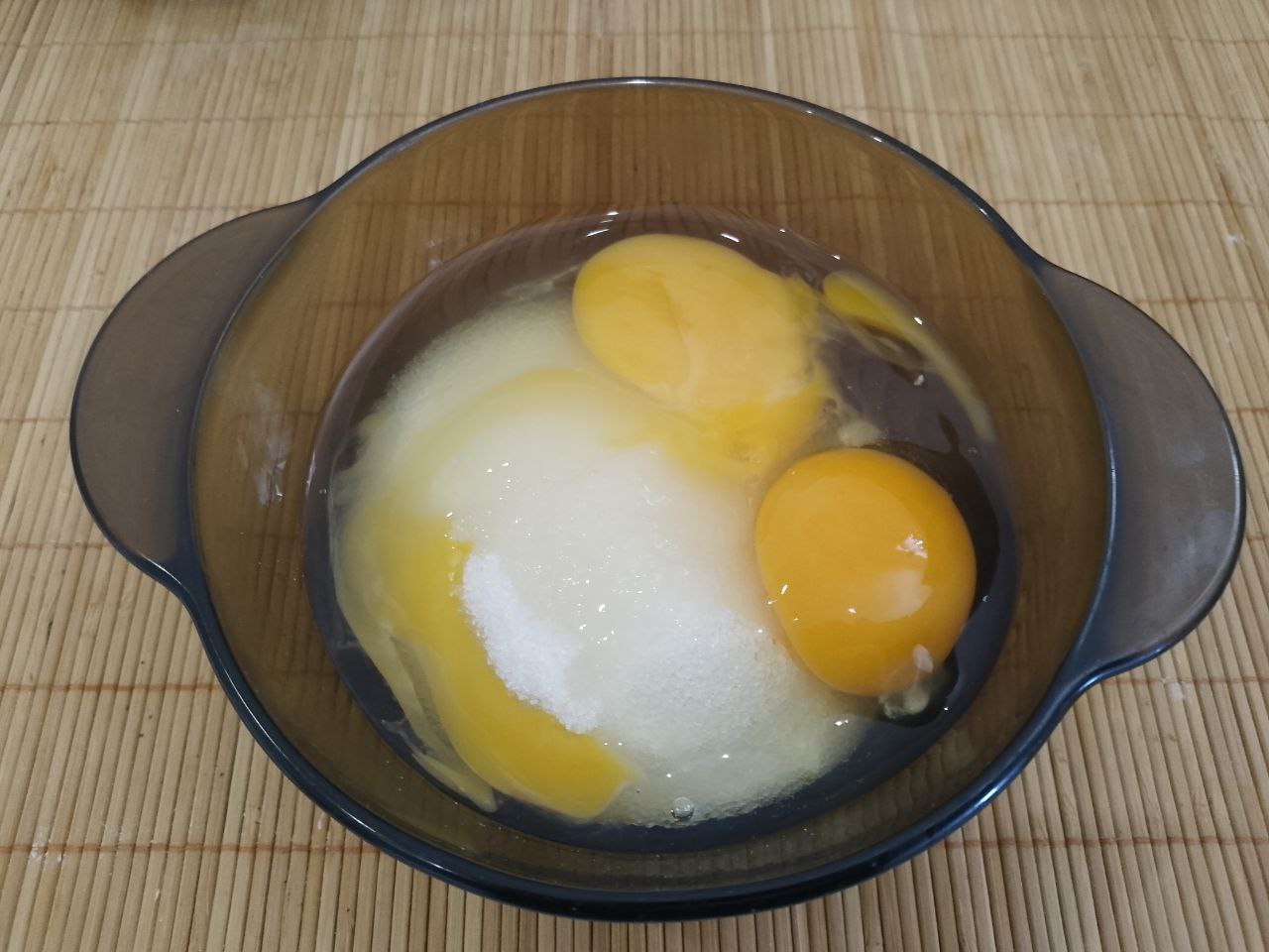 Домашнее печенье с кокосовой стружкой, песочное и рассыпчатое: Яйца соединяем с сахаром и ванильным сахаром, тщательно растираем.