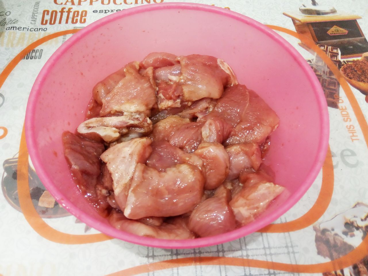 Мясо тушеное с луком и специями: Кусочки свинины складываем в миску или чашу, солим и перчим по вкусу, перемешиваем.
