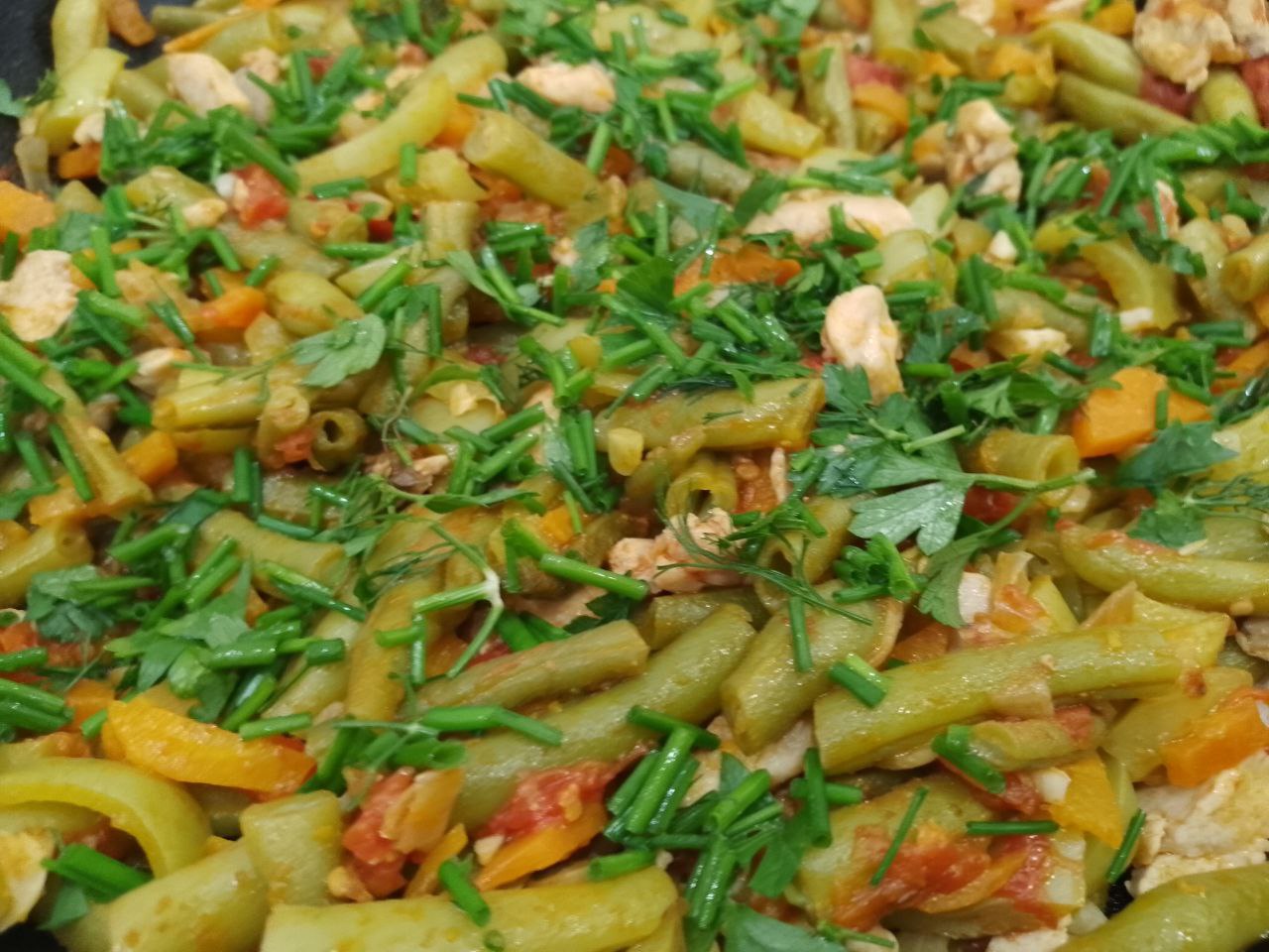 Тушеная спаржевая фасоль с овощами и куриным мясом