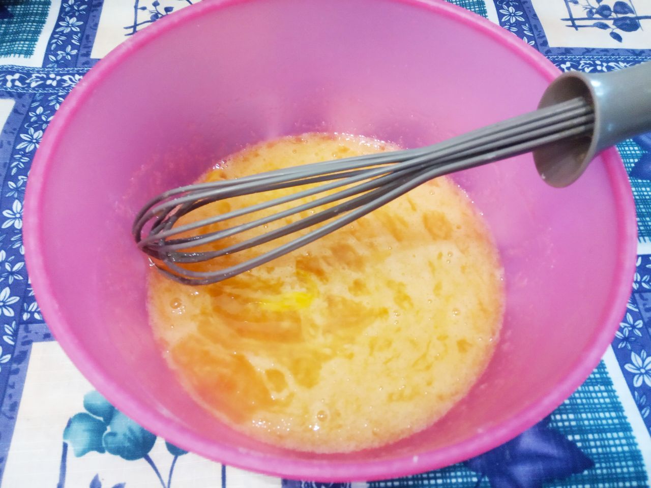 Печенье с джемом и кунжутом подсушенное в духовке: Половину апельсина натираем на терке и добавляем во взбитые яйца.