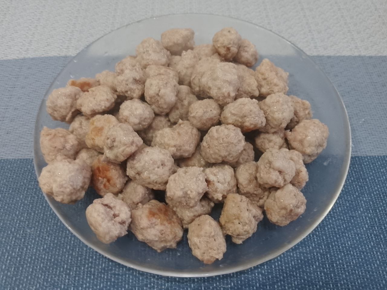 Запеканка зити с мясными шариками, сыром и протертыми помидорами: Разогреваем сковороду с растительным маслом и обжариваем мясные шарики.