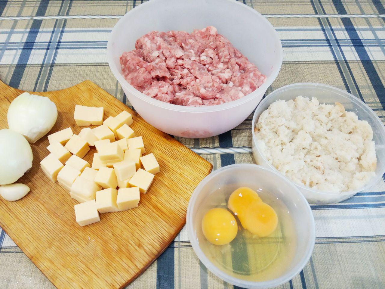 Сочные свиные шарики с сыром