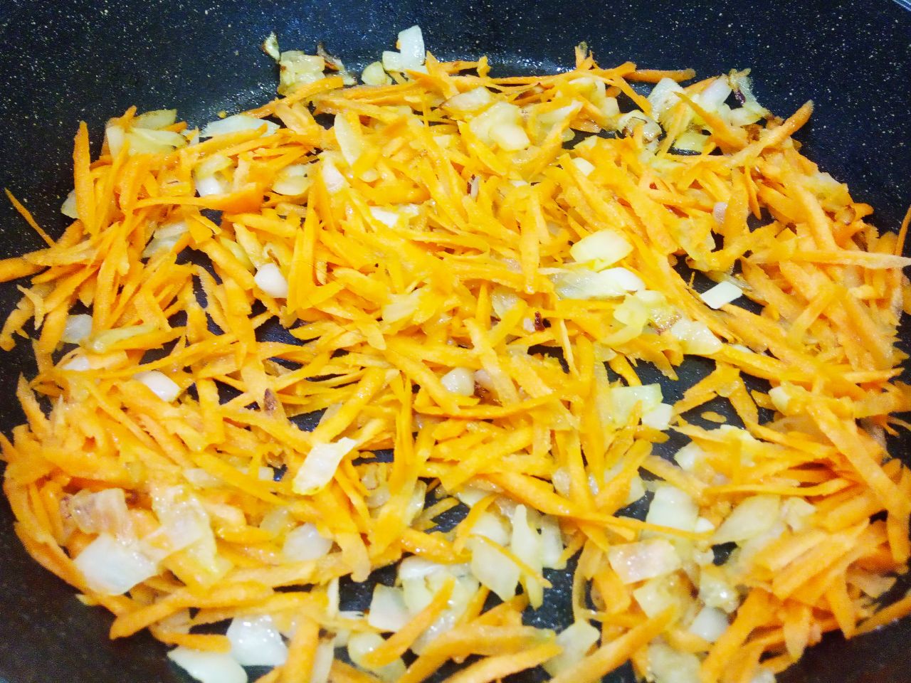 Паштет из куриной печени, вкусно и просто: Добавляем морковь и обжариваем до размягчения.