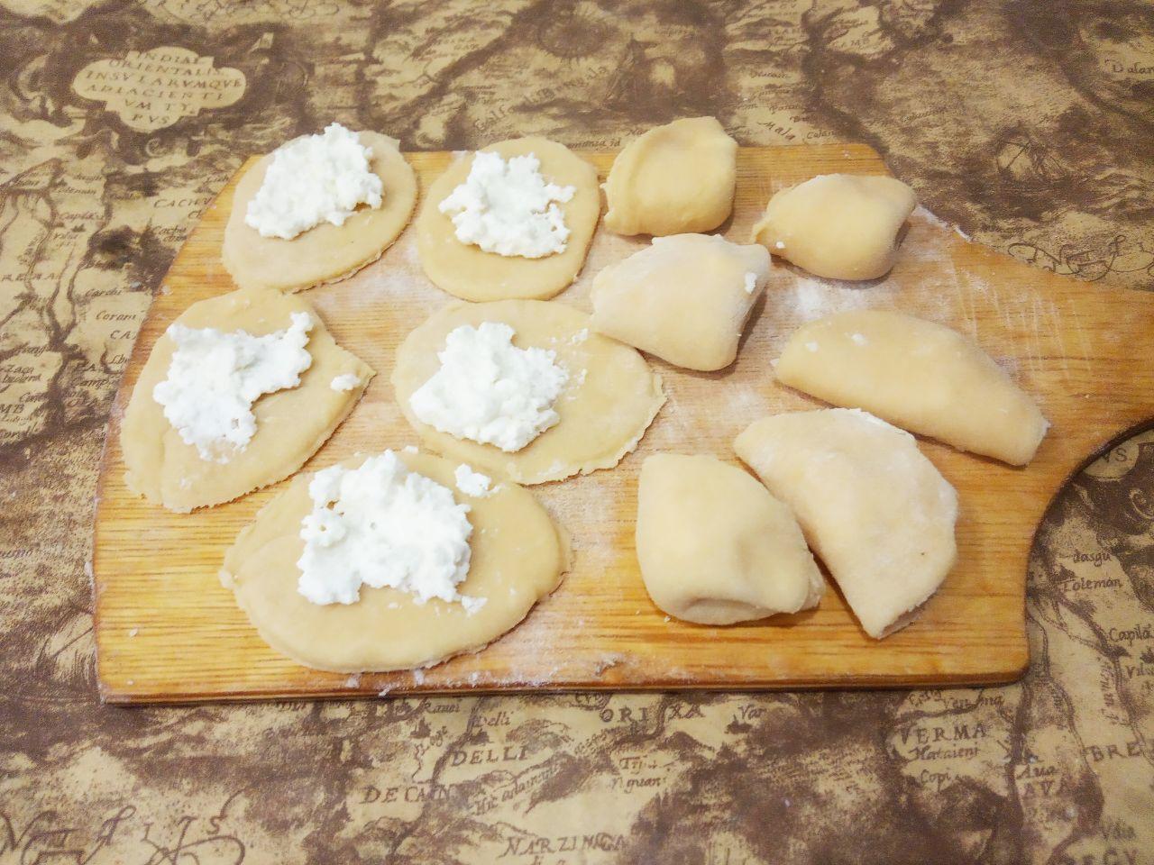 Вкусное и аппетитное печенье с творогом: Складываем кружочек вдвое, потом ещё вдвое и у нас получается треугольник.