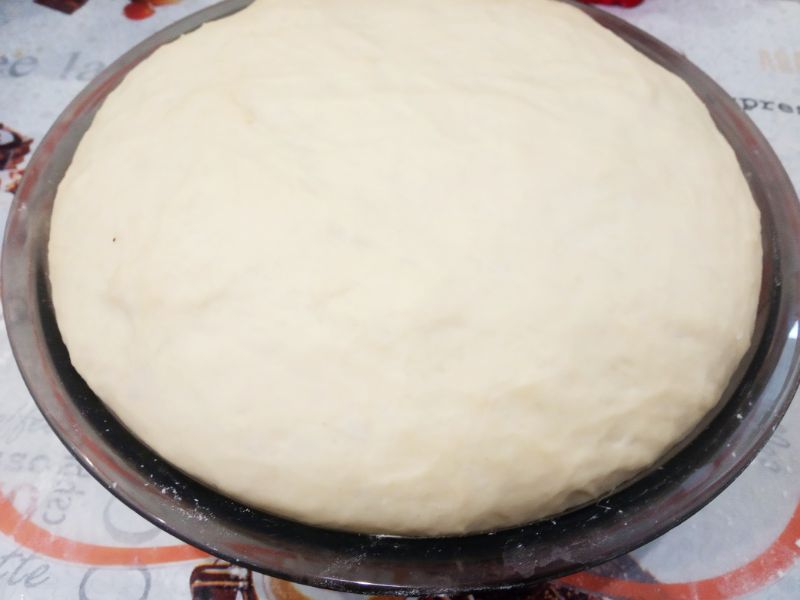 Домашние батоны с кунжутом на сыворотке, просто и вкусно: Тесто накрываем и ставим в теплое место для подъема на 1,5 часа, если не теплое то на два часа.