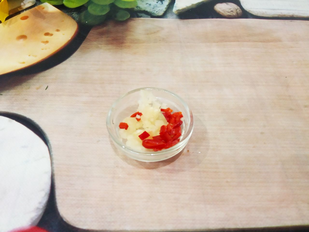 Тушеная фасоль с овощами, вкусно и сытно: Чеснок очищаем, промываем и пропускаем через пресс.